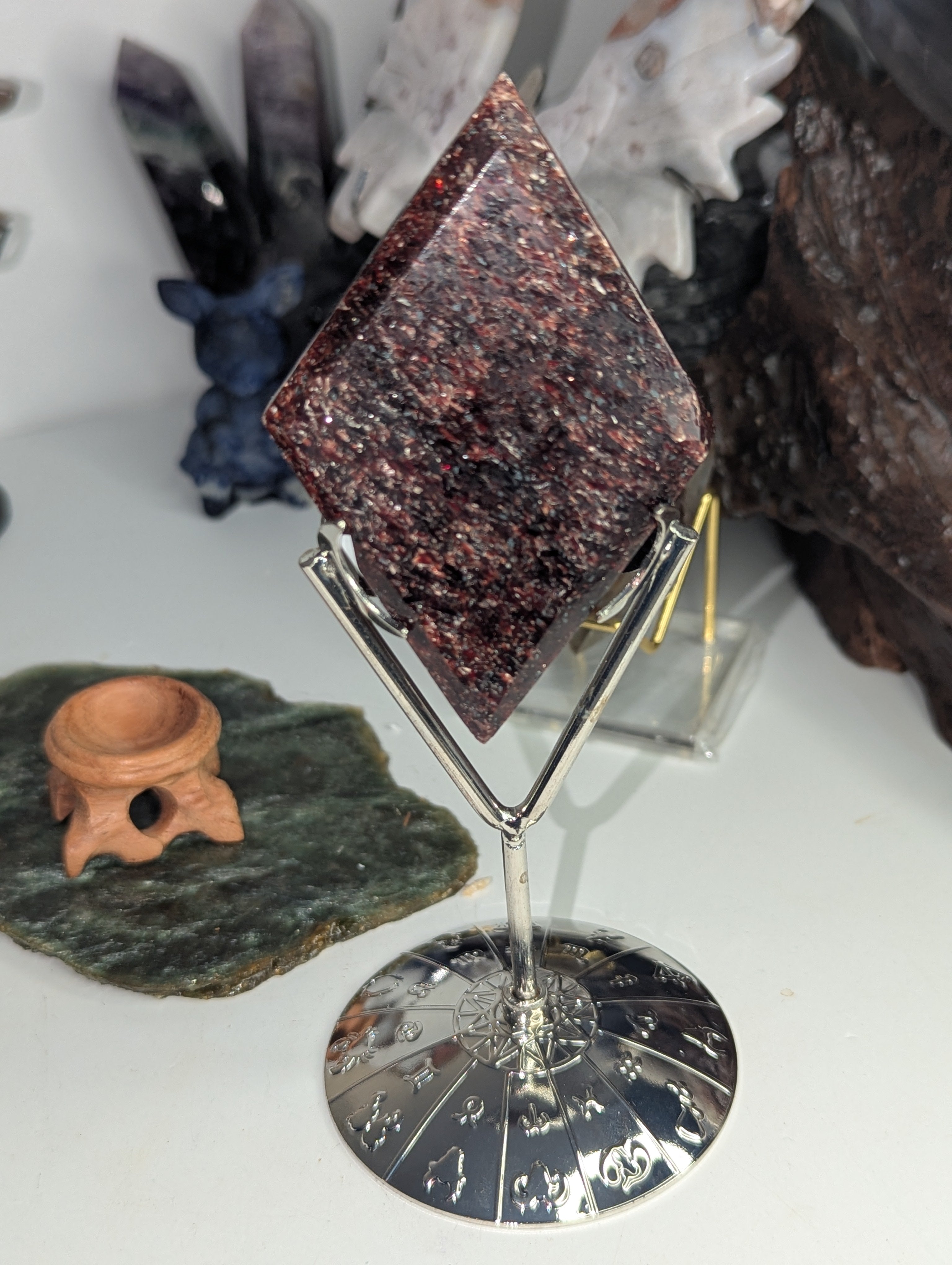 Red mica crystal Rhombus diamond carving with stand