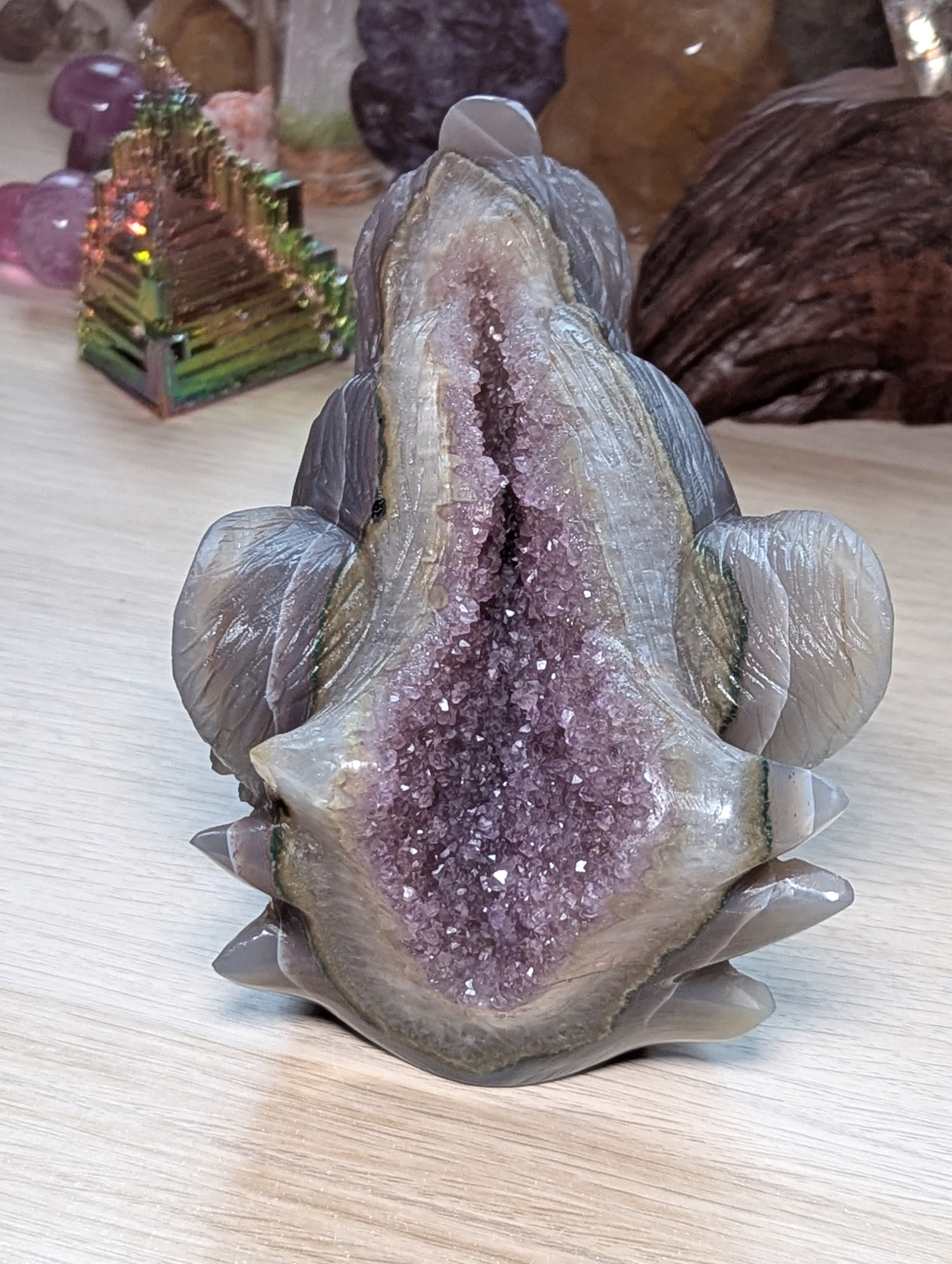 Large Amethyst Agate crystal Wolf carving