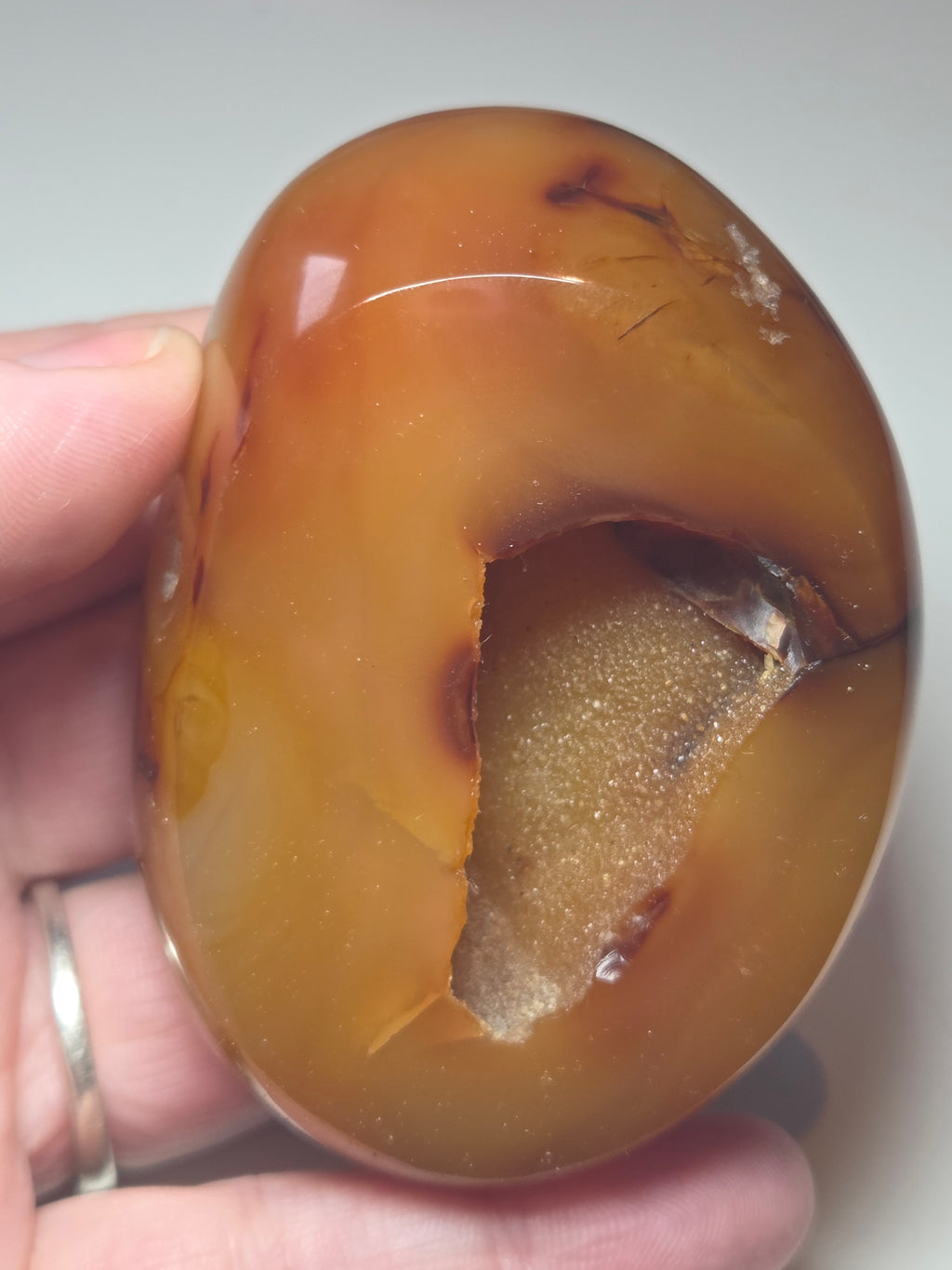 Duzy agate crystal with imperfections