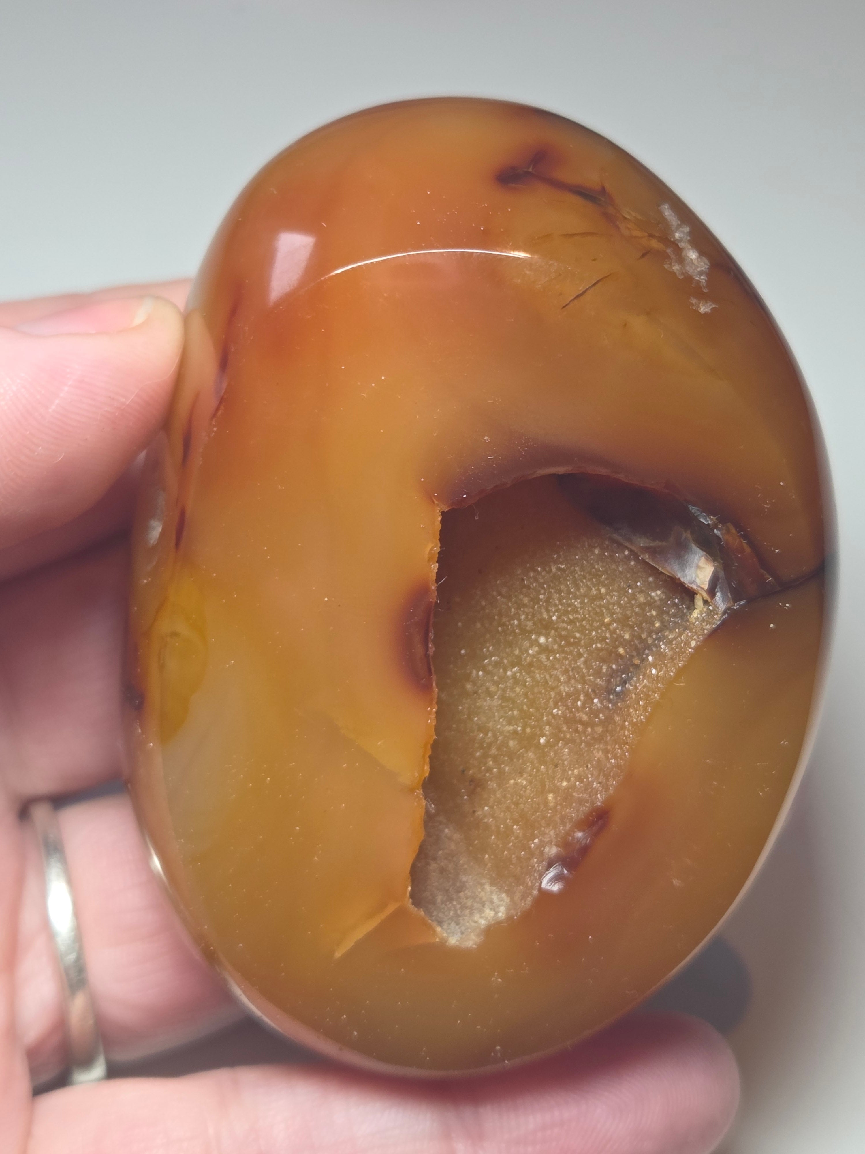 Duzy agate crystal with imperfections