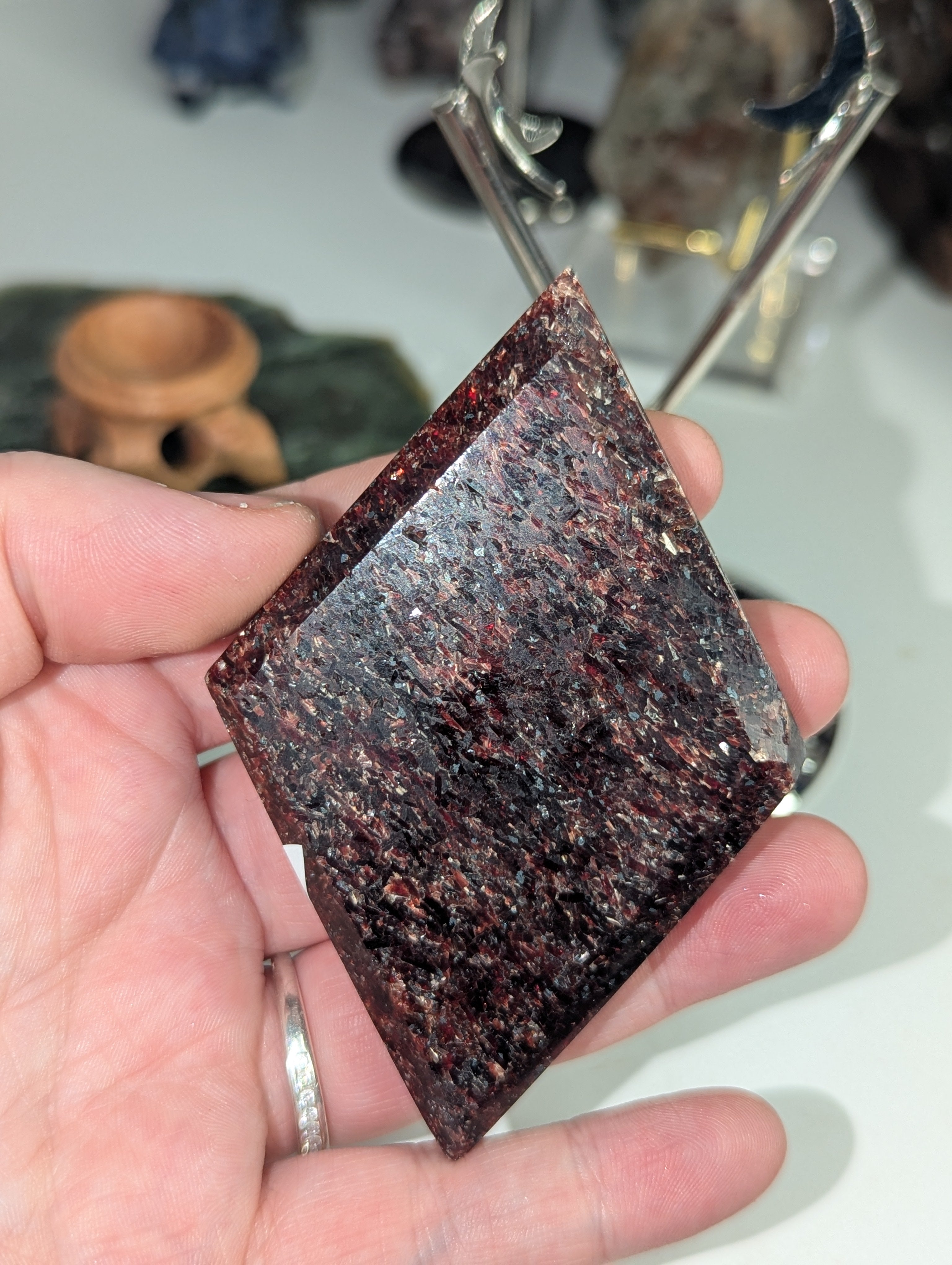 Red mica crystal Rhombus diamond carving with stand