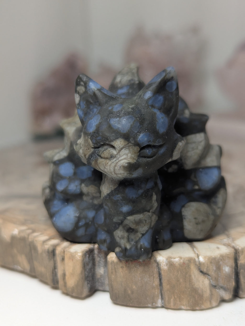 Quesera crystal nine tail fox carving