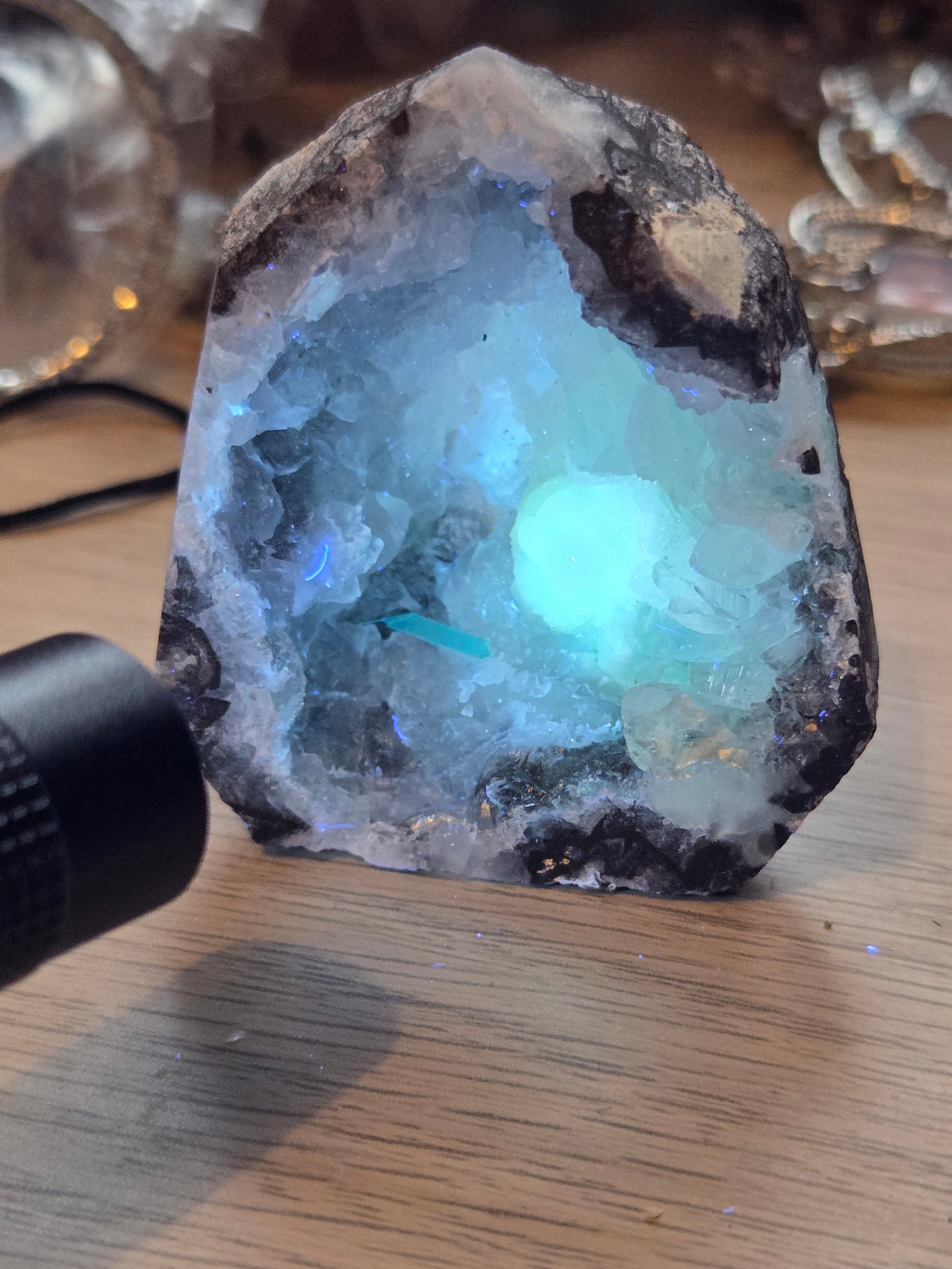 Mexican agate crystal Geode tower Green UV