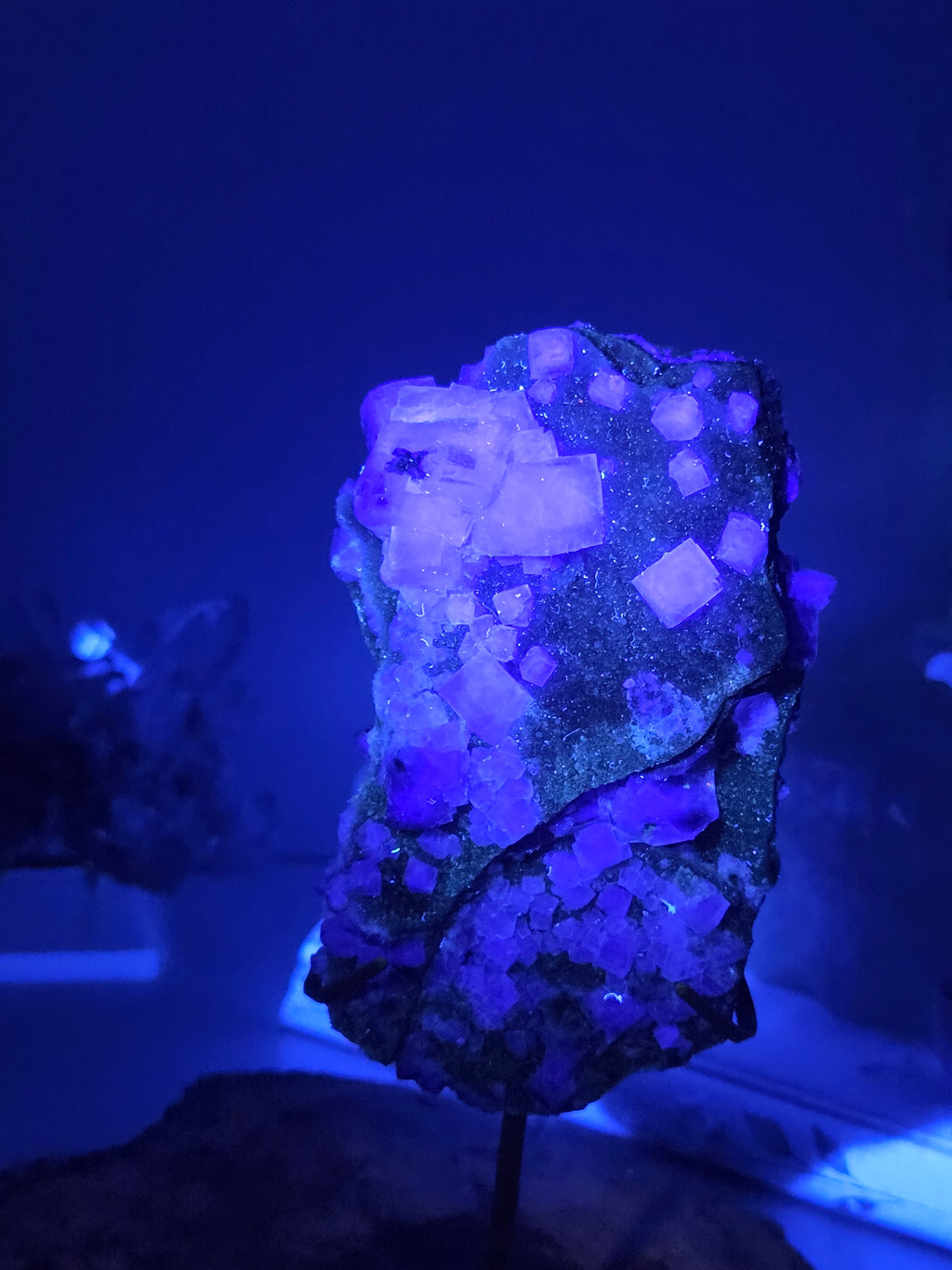 Fluorite and sphalerite specimen with stand