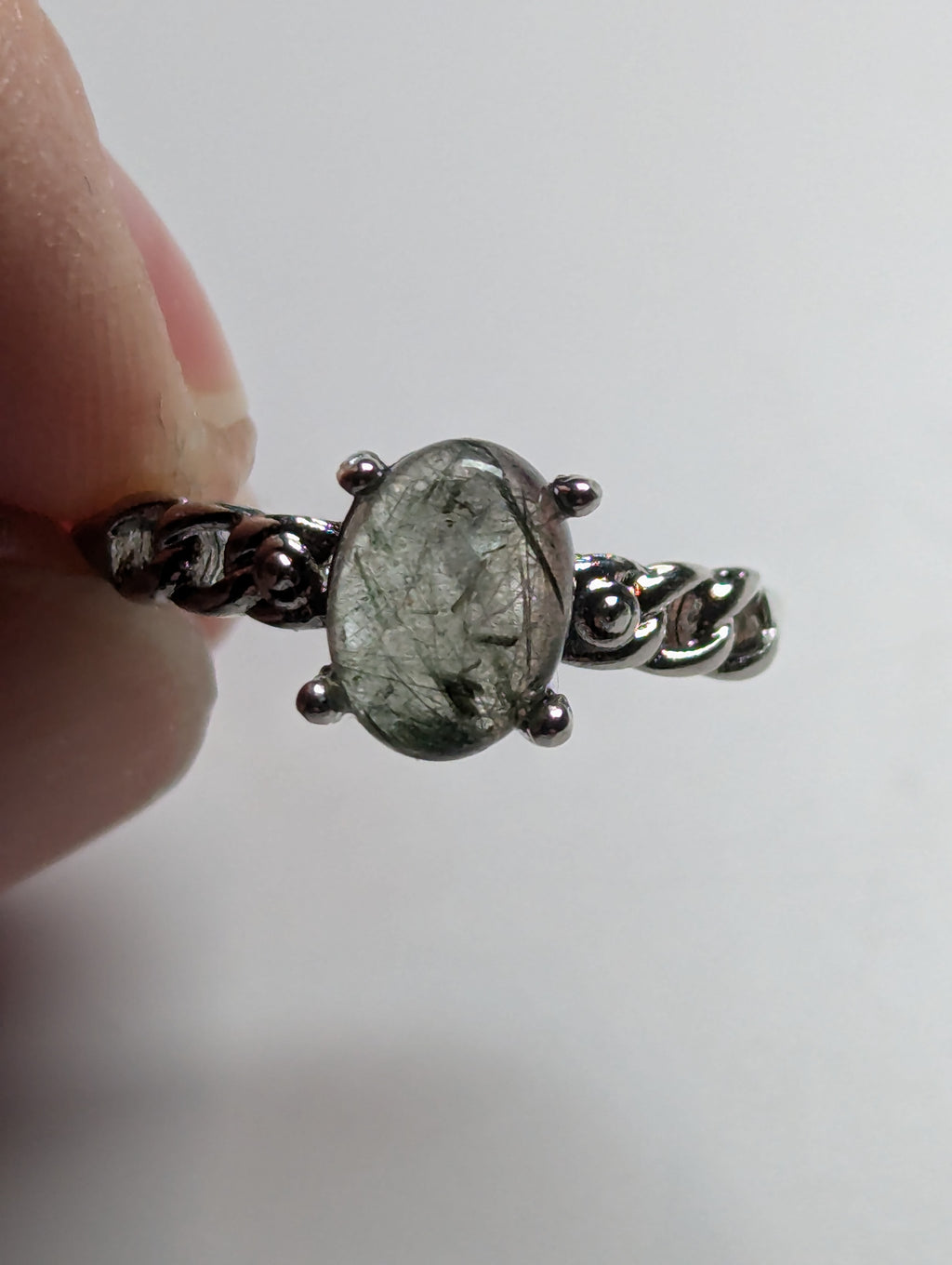 Green rutile crystal ajustable ring