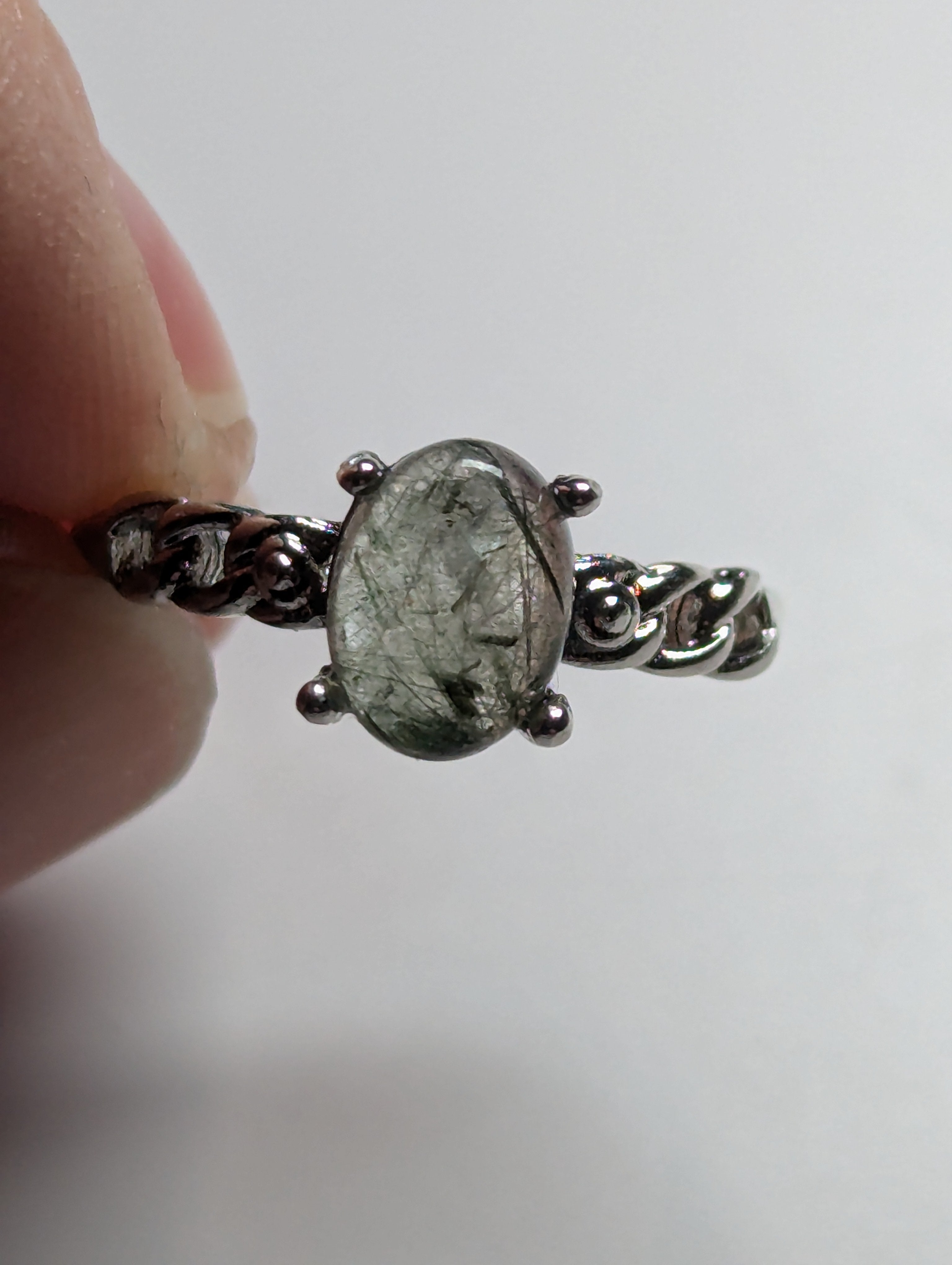 Green rutile crystal ajustable ring