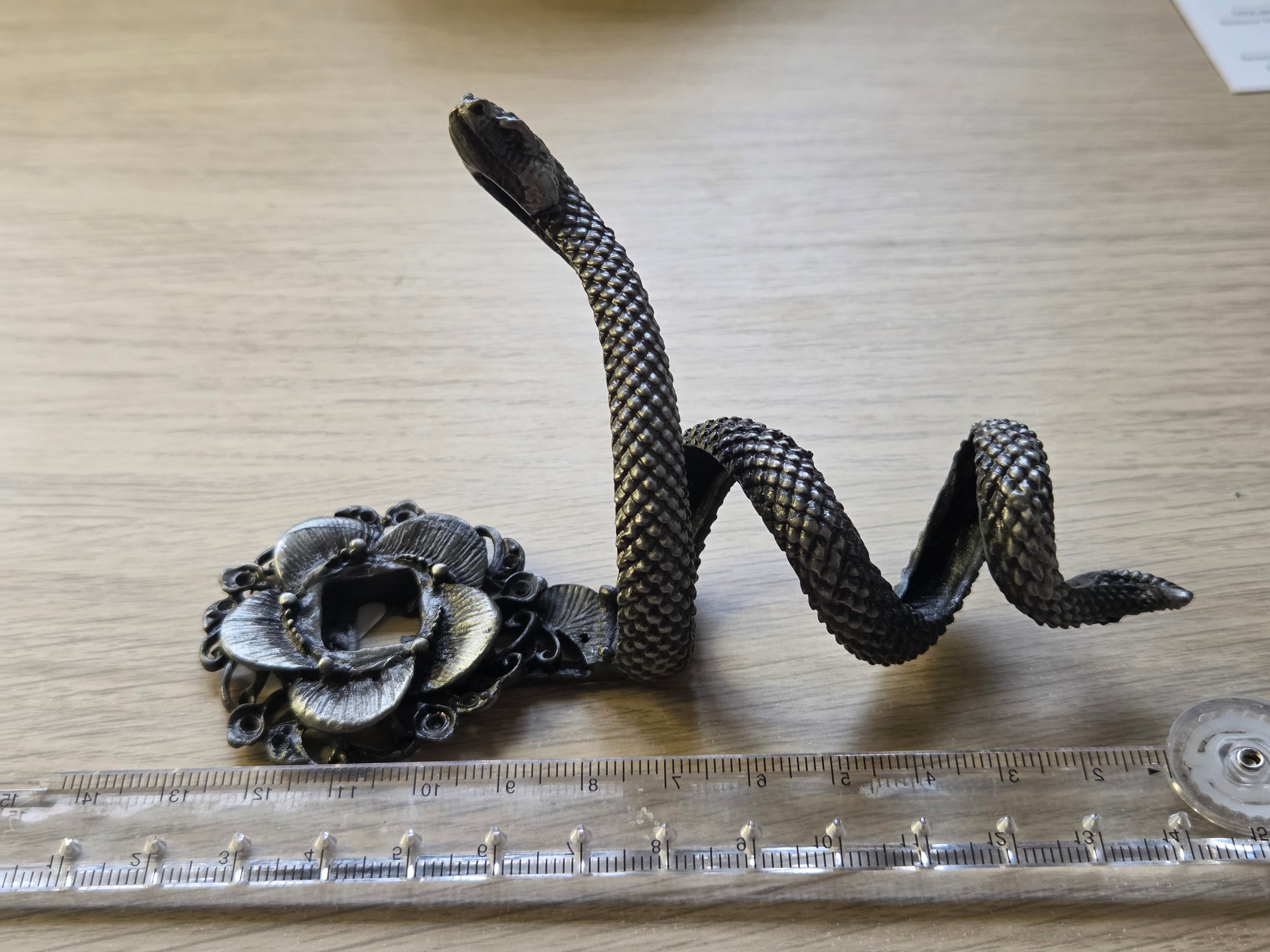 Sphere Snake stand