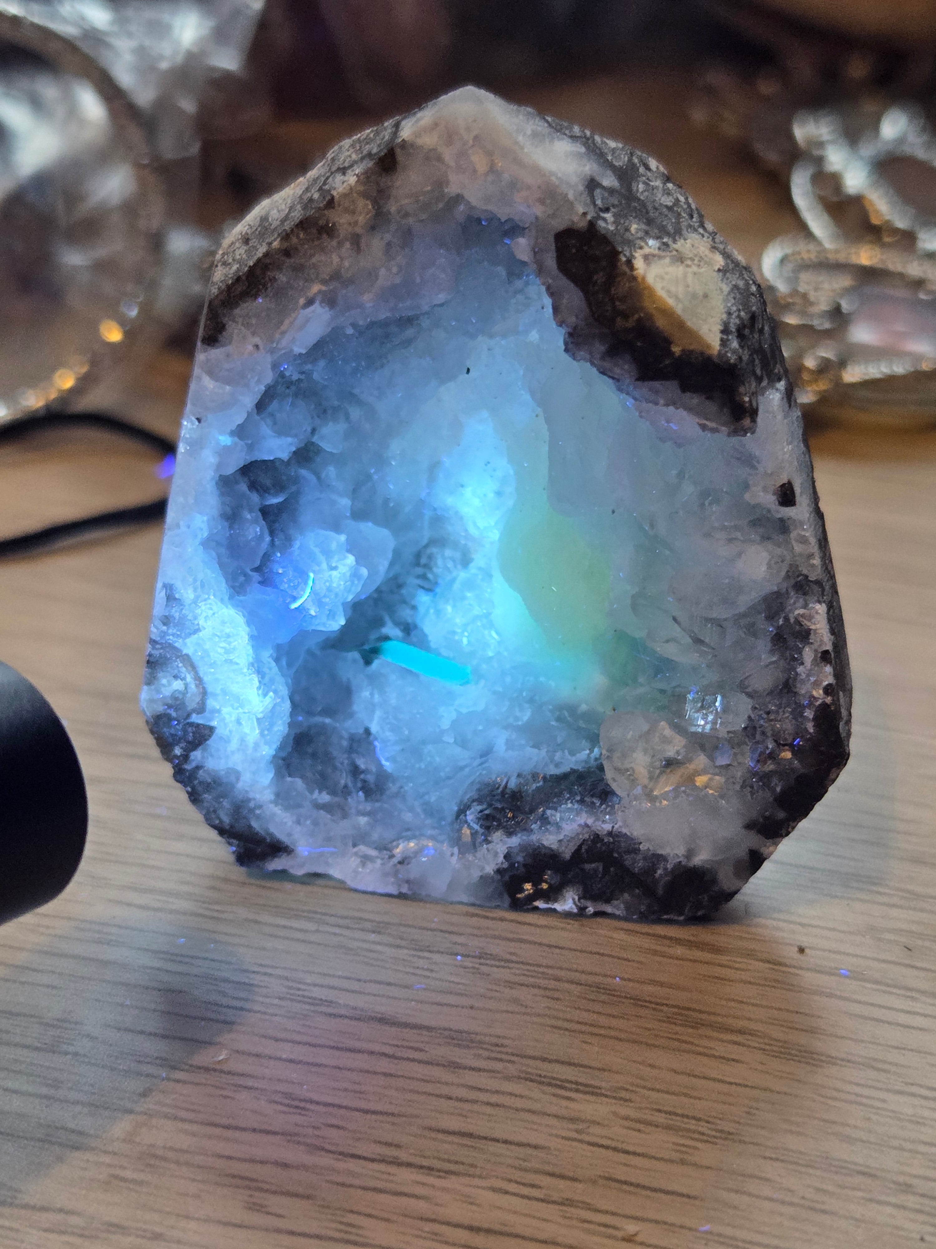 Mexican agate crystal Geode tower Green UV