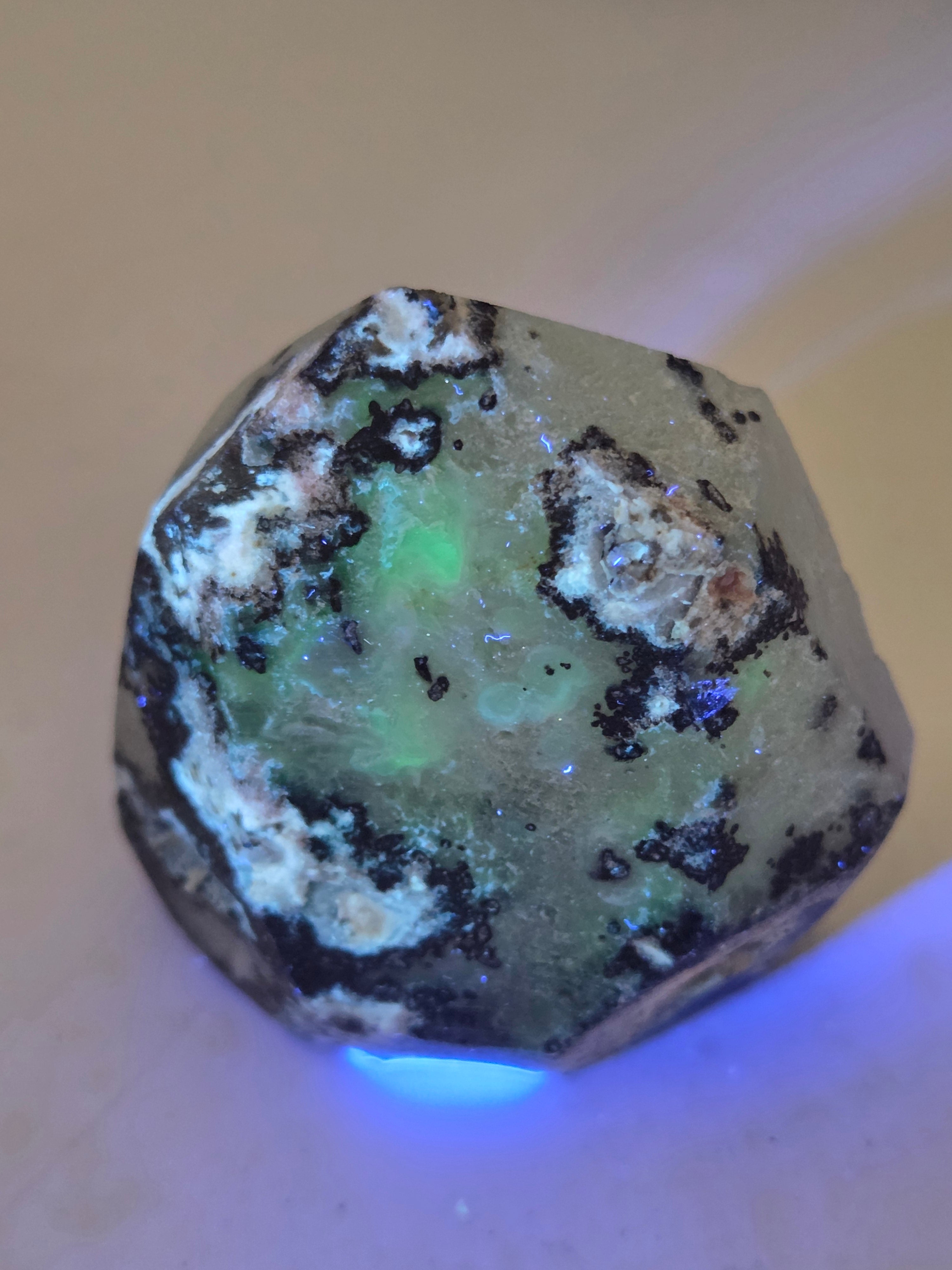 Mexican quartz crystal tower with Green uv