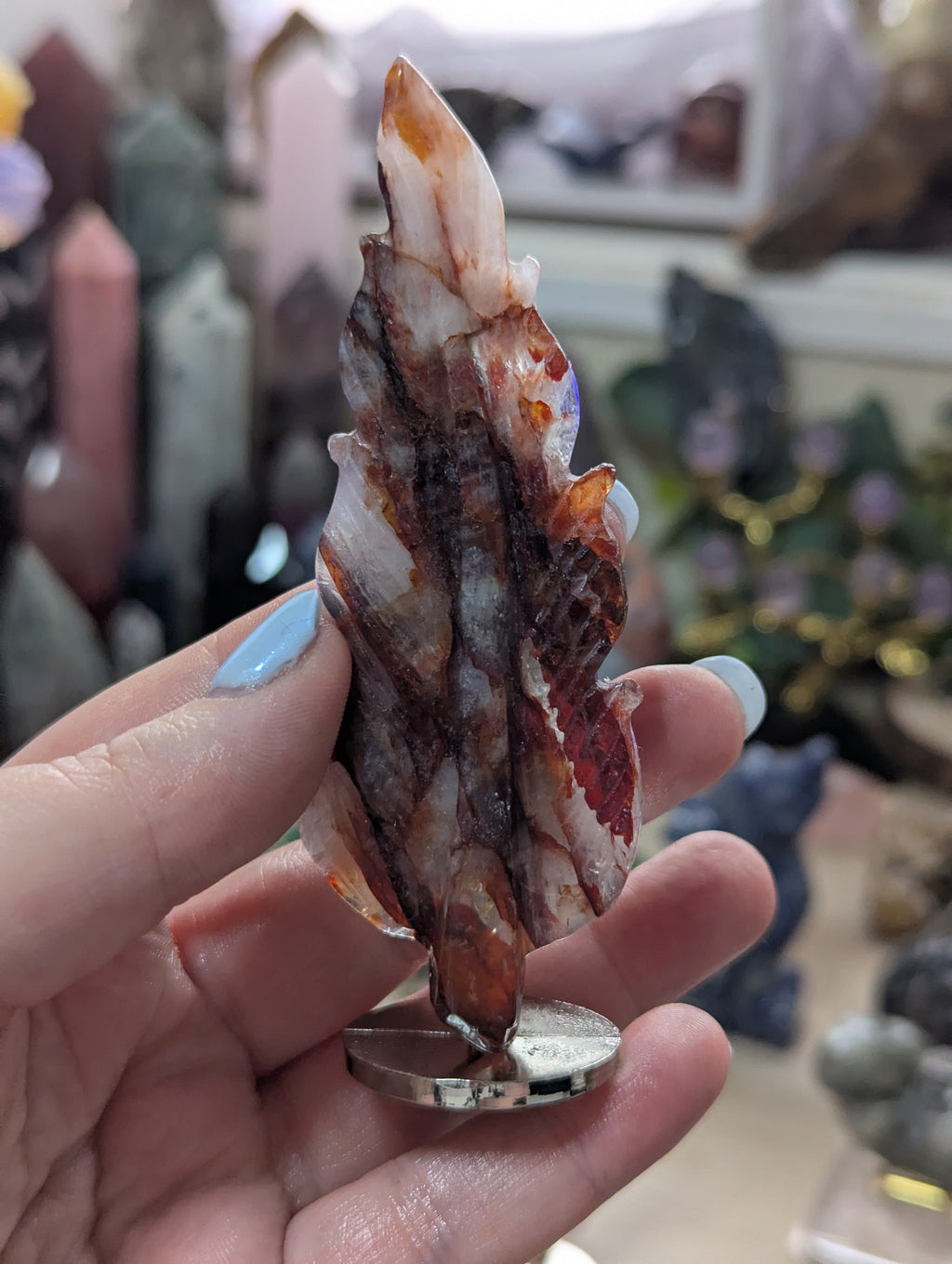 Crystal leafs carving on stand