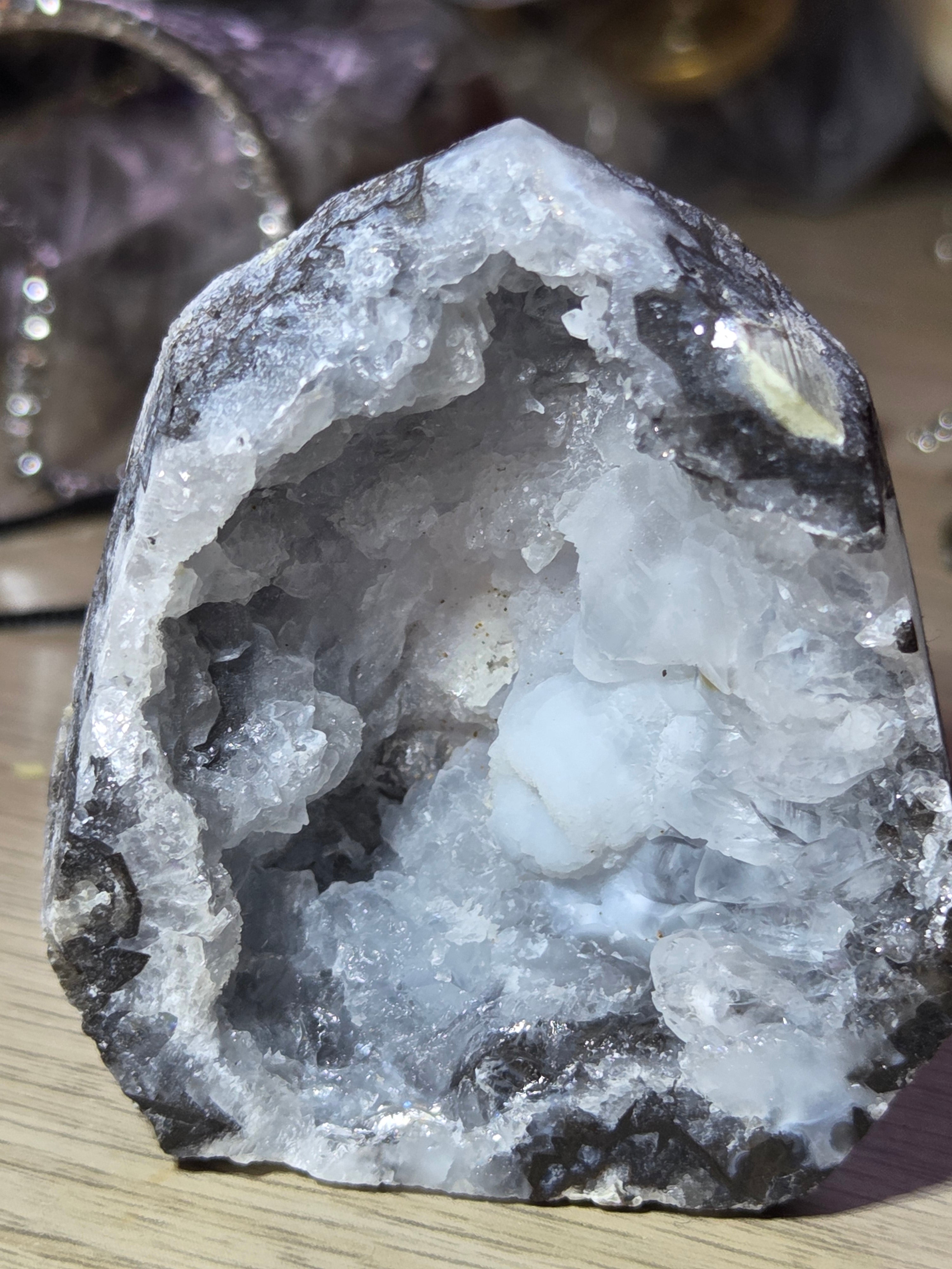 Mexican agate crystal Geode tower Green UV