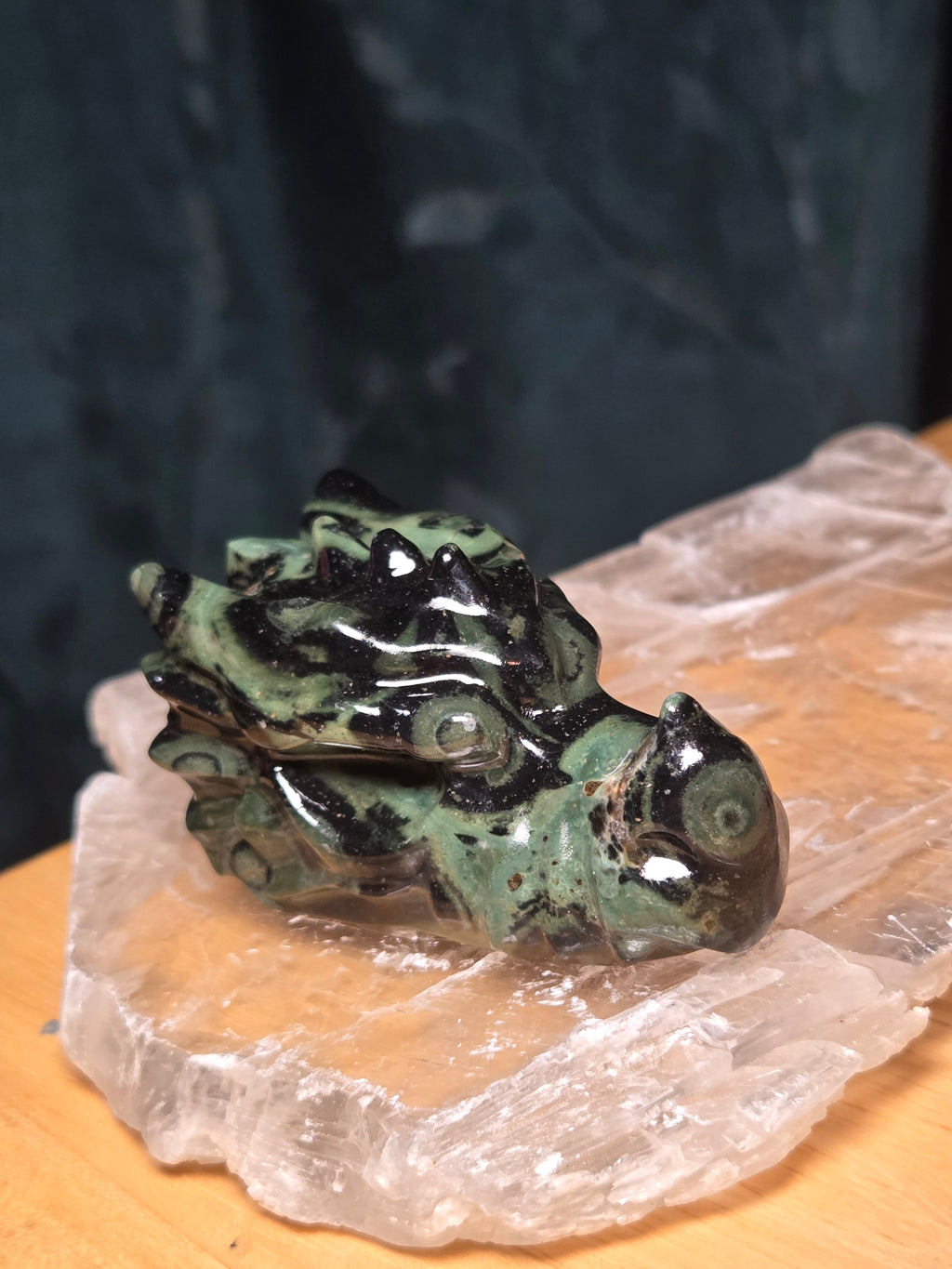 Green jade crystal dragon head carving