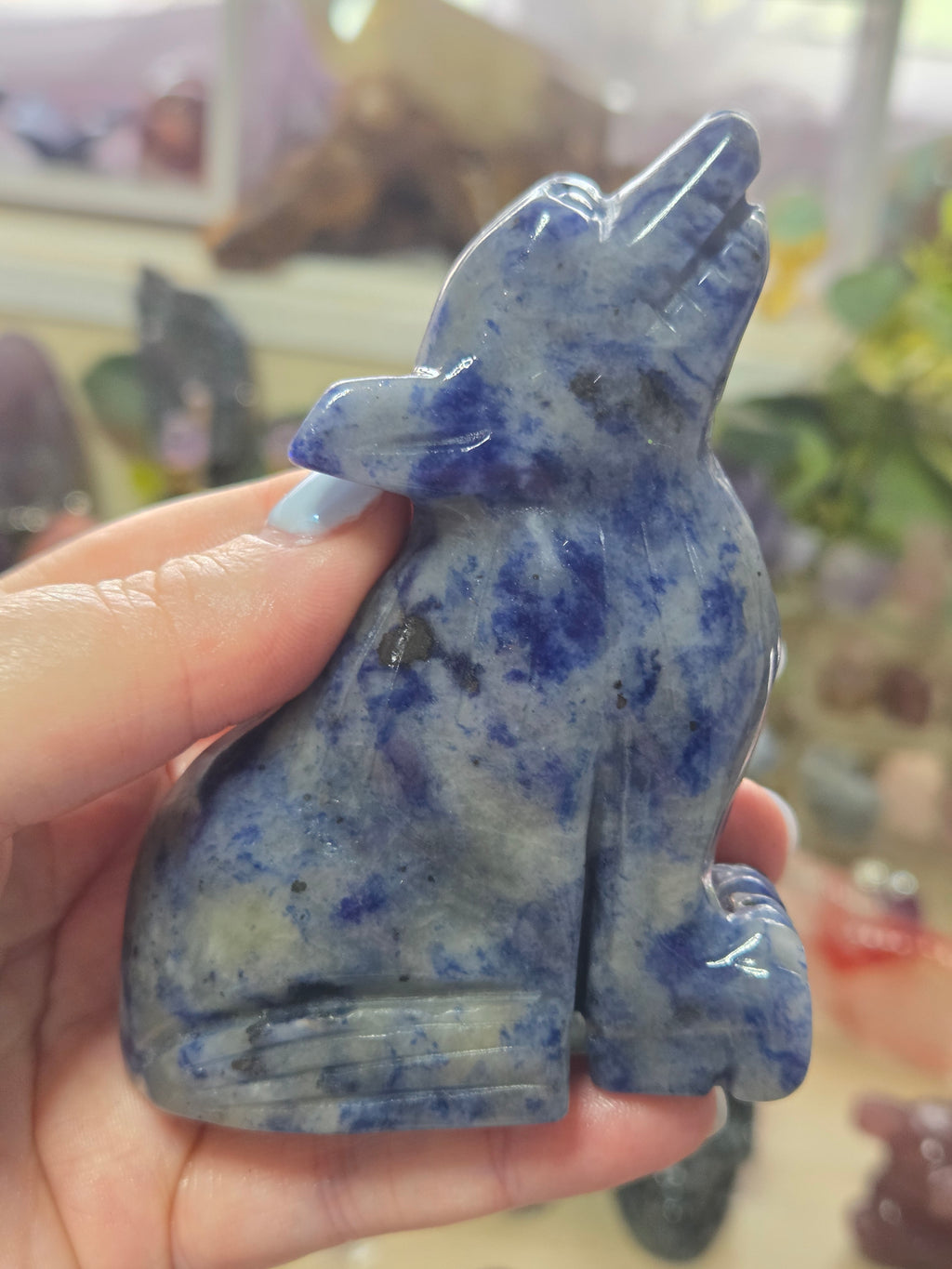 Sodalite howling wolf carving