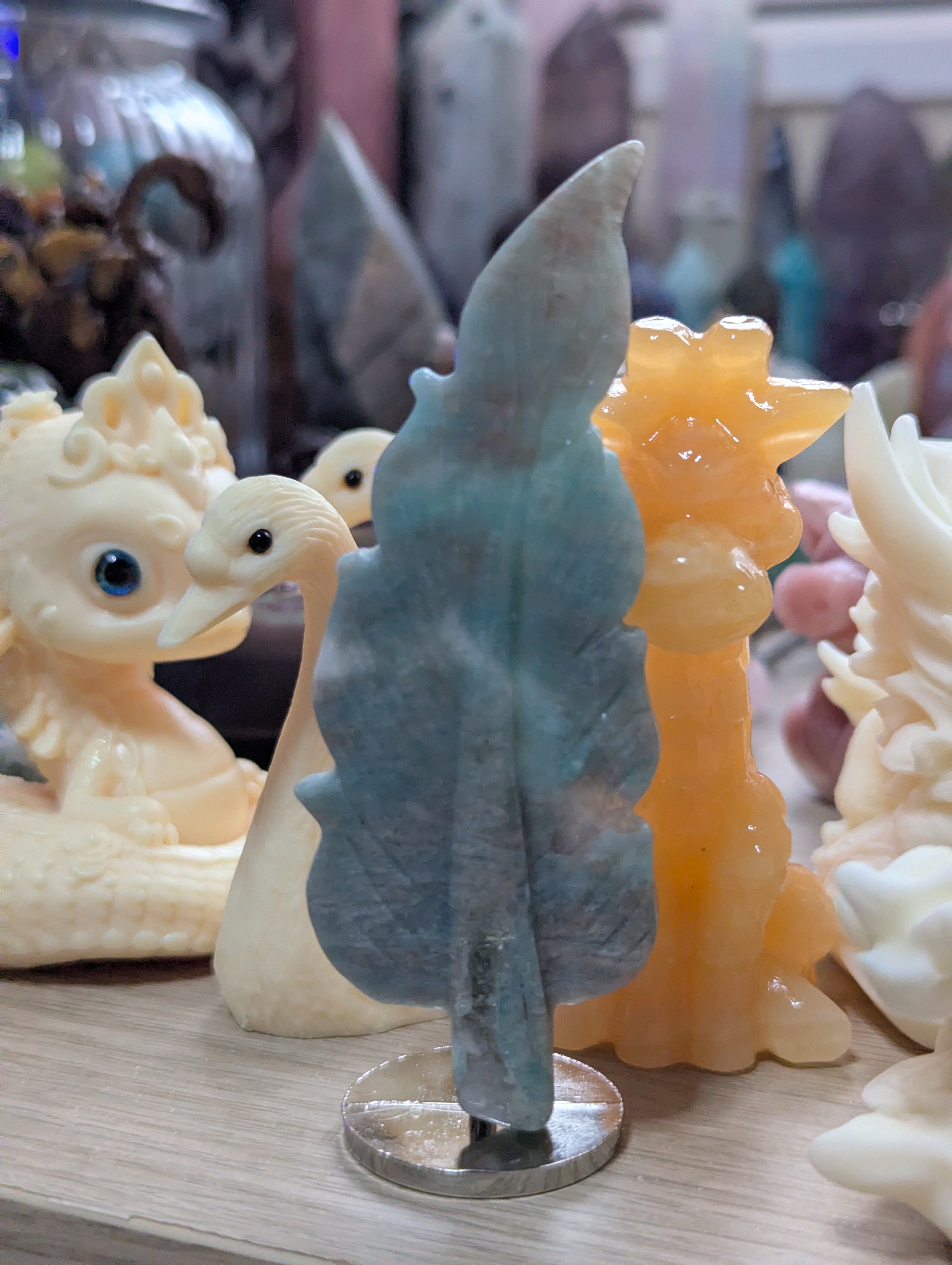 Crystal leafs carving on stand