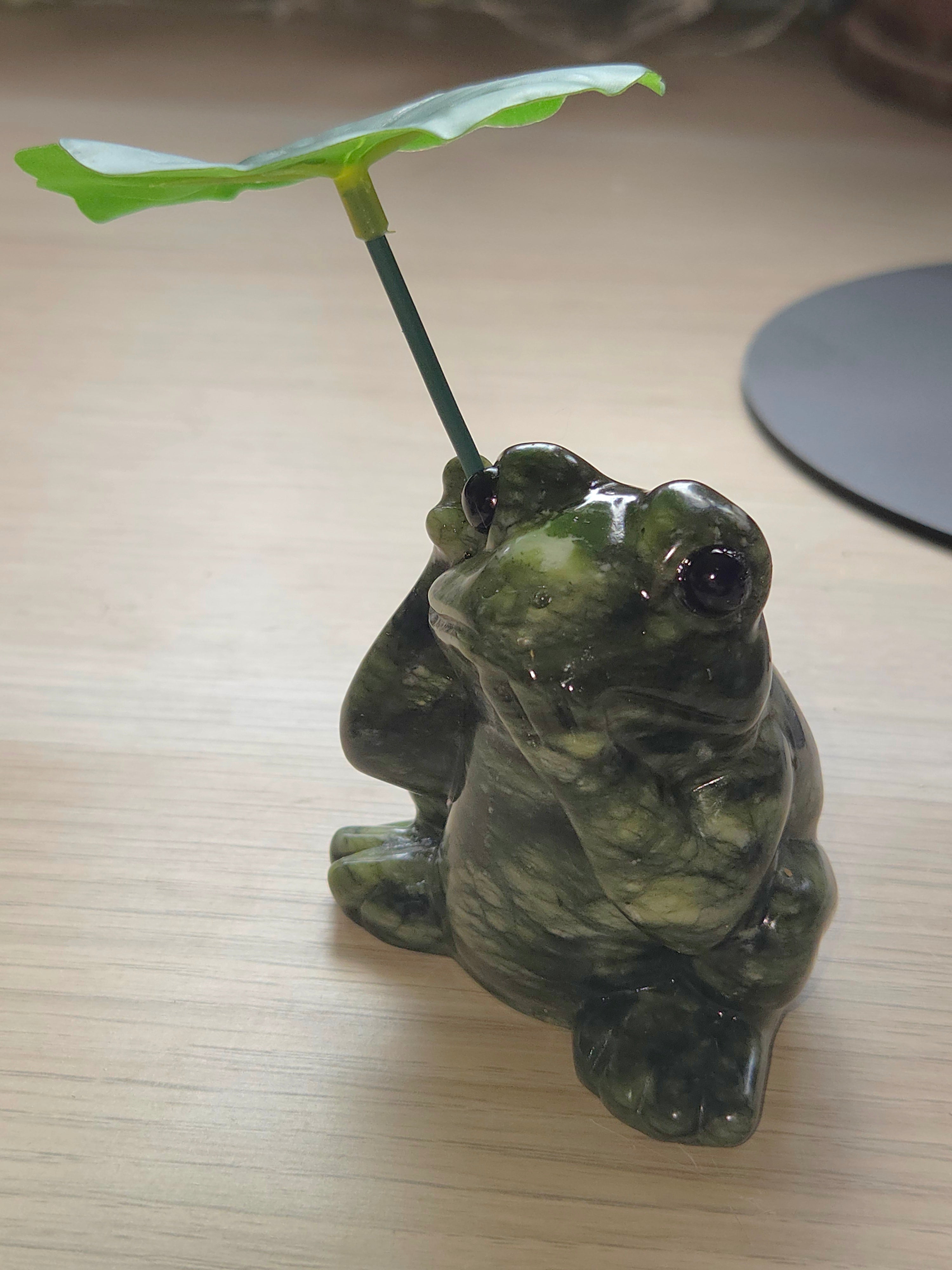 Green jade crystal Frog carving
