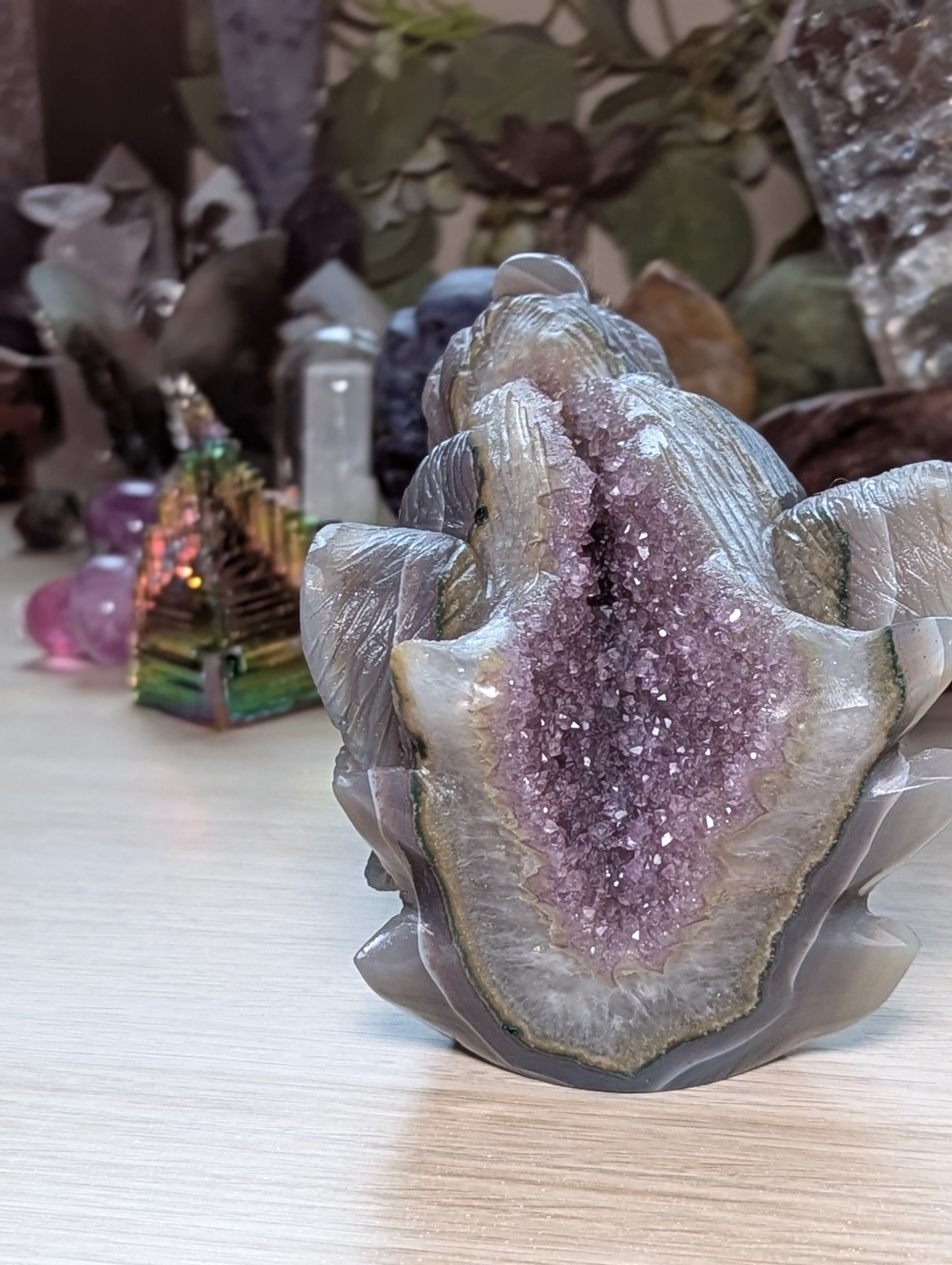 Large Amethyst Agate crystal Wolf carving