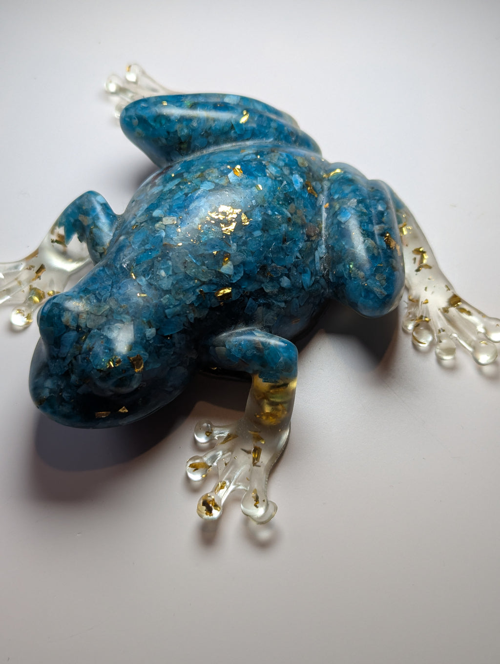 Apatie crystal chips in resin Frog