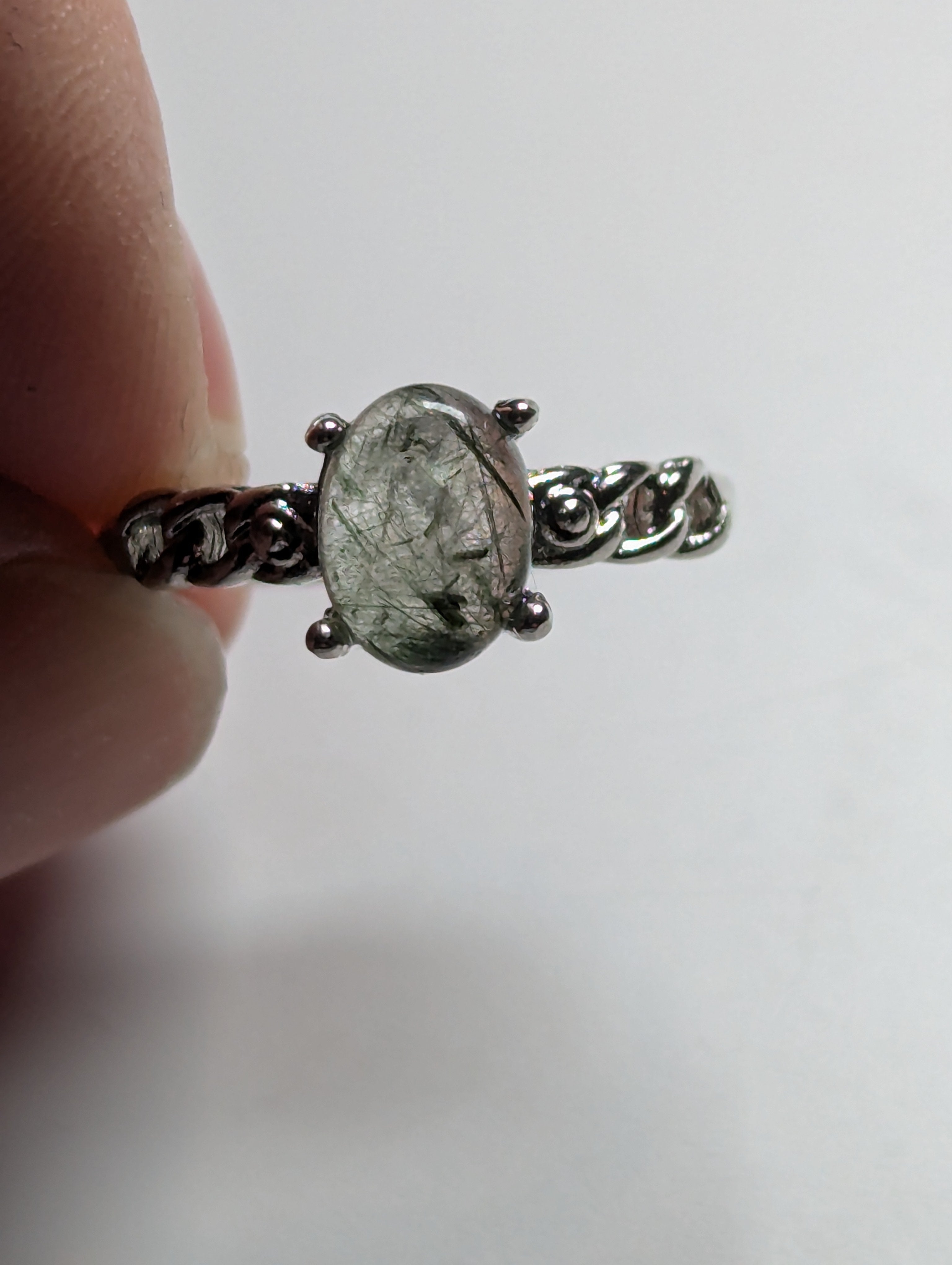Green rutile crystal ajustable ring