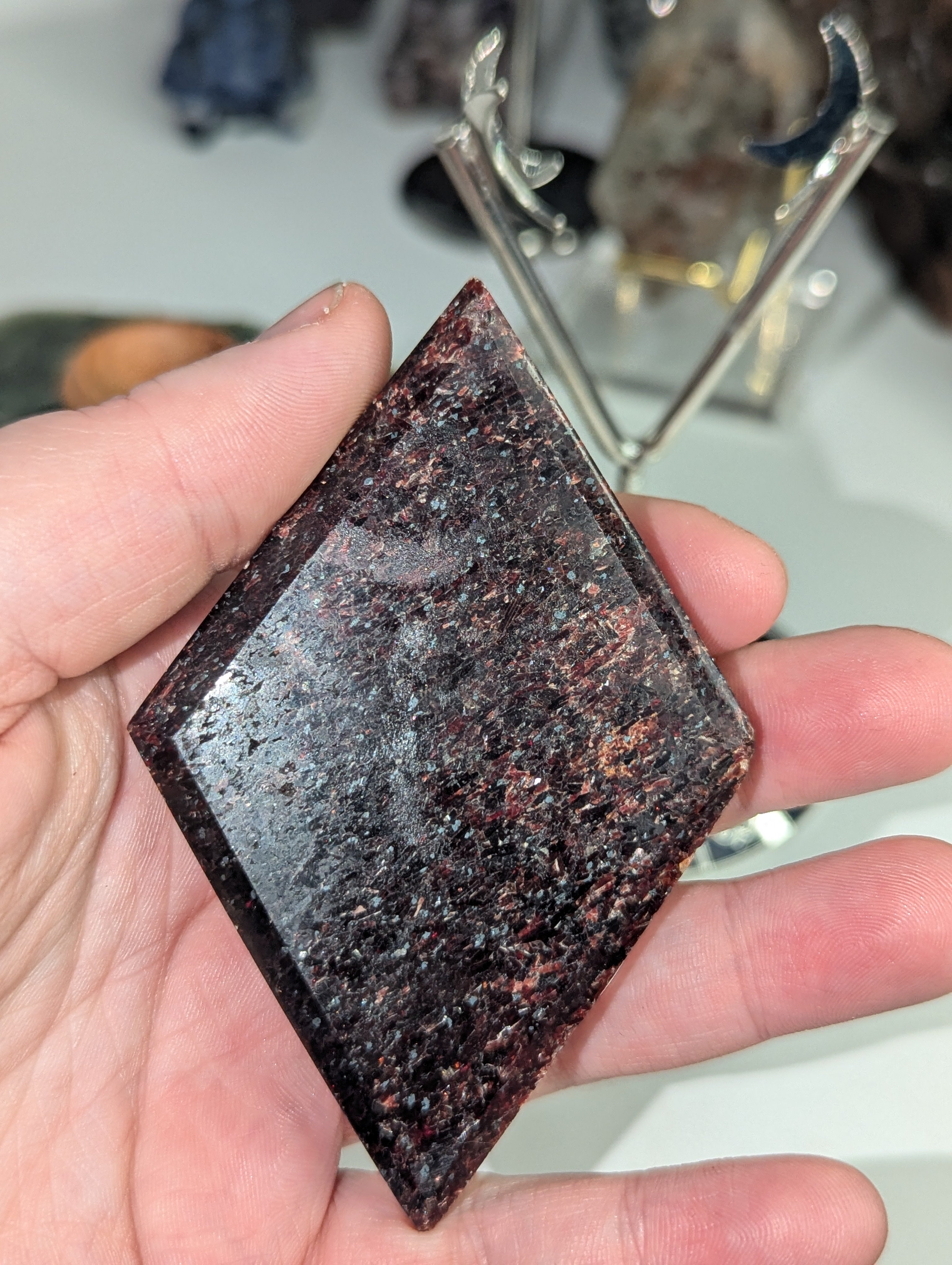 Red mica crystal Rhombus diamond carving with stand